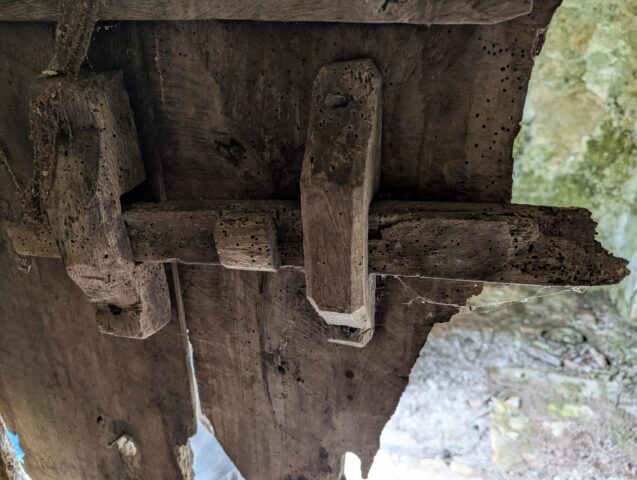 La serrure en bois d'origine de la porte de la lamia. Serrure en bois d'origine de la porte de la lamia